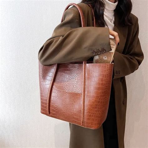 tenues tendance avec sac a main faux croco